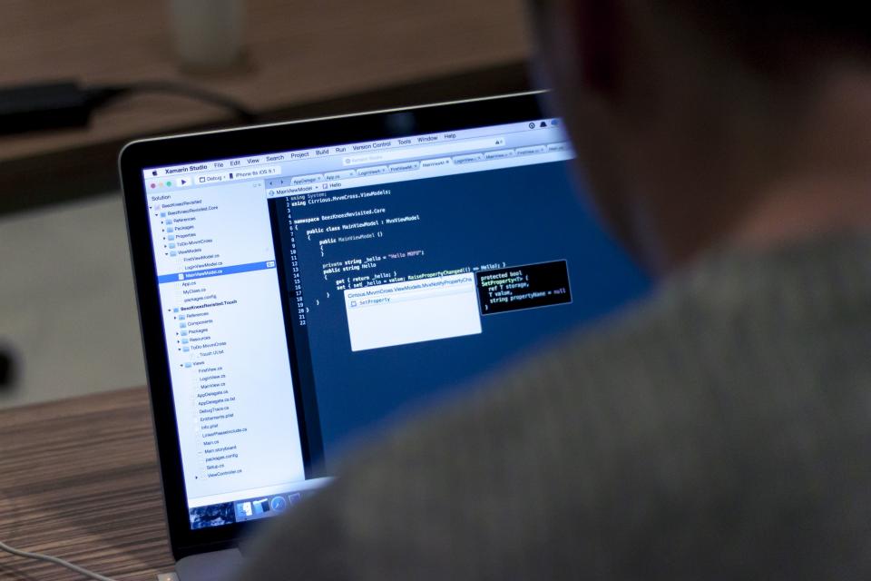 コードが表示されたノートパソコン